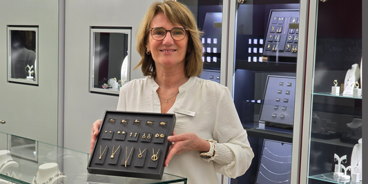 Katrin Friedli in der Rhomberg-Filiale Bern vor einer Vitrine mit elegantem Goldschmuck.