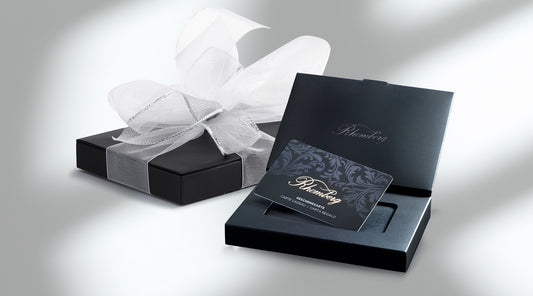 Vielseitig einsetzbar und stilvoll verpackt: Die Rhomberg Geschenkkarte – das ideale Geschenk für jeden Anlass.