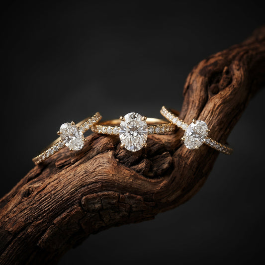 Rhomberg Solitär-Verlobungsringe aus 18 Karat Gelbgold mit ovalen Lab Grown Diamanten.