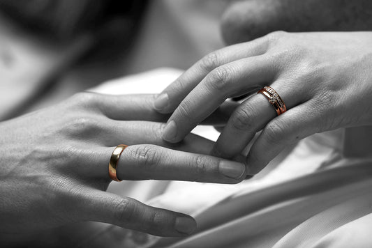 Perfekt passende Eheringe aus Gold und funkelnden Diamanten von Rhomberg Schmuck Schweiz