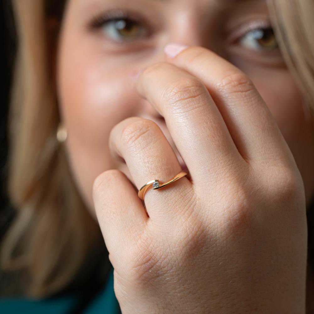 Solitär Ring 750/18 K Gelbgold Diamant 0.06 ct, w-si